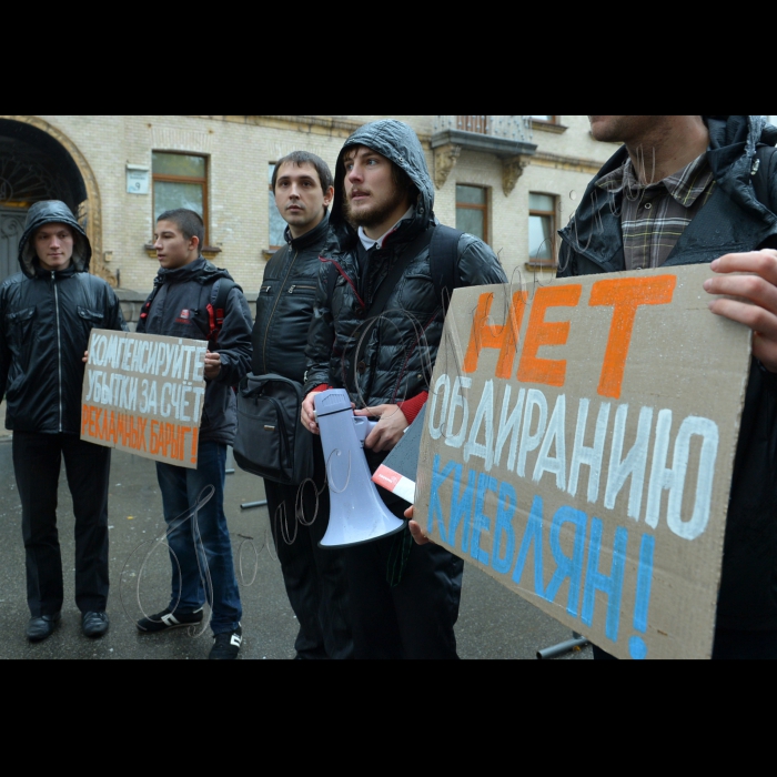 Профспілкові, цивільні, правозахисні організації разом із громадськими активістами знову зібралися на протест під адміністрацією Президента, щоб підтримати працівників Київського метрополітену, які мітингують проти скорочення бюджету метро та  вимагають розподілити кошти, отримані за рекламу, на розвиток інфраструктури метрополітену та підвищення зарплат робітникам.