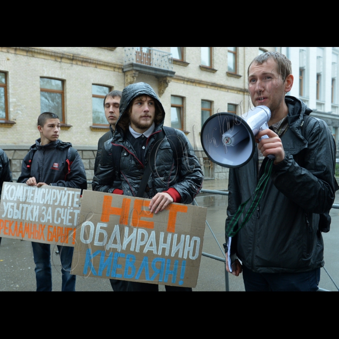 Профспілкові, цивільні, правозахисні організації разом із громадськими активістами знову зібралися на протест під адміністрацією Президента, щоб підтримати працівників Київського метрополітену, які мітингують проти скорочення бюджету метро та  вимагають розподілити кошти, отримані за рекламу, на розвиток інфраструктури метрополітену та підвищення зарплат робітникам.