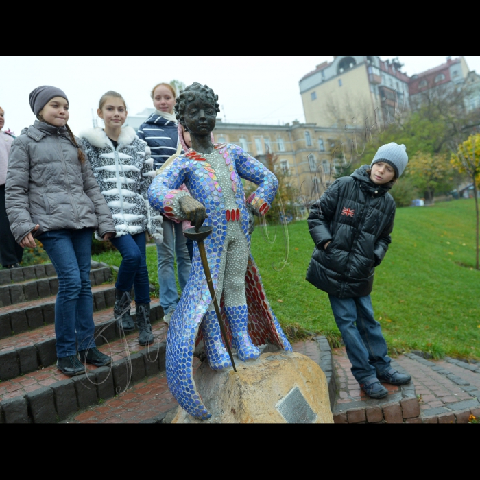 Київ. На Пейзажній алеї відбулась презентація відновленої скульптурної композиції, створеної за мотивами твору Антуана де Сент-Екзюпері «Маленький Принц». Спочатку обидві фігури були керамічними, але їх  зруйнували вандали. Фігура принца була відновлена в 2012 році, відлита в бронзі. Нині й бронзове Лисеня займе своє звичне місце біля ніг друга. 