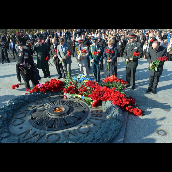 Київ. У Парку Вічної Слави біля пам’ятника Невідомому солдату відбулись урочистості з нагоди відновлення Почесної Варти «Посту № 1»  до 69-ї річниці визволення України та 70-ї річниці визволення Києва від фашистських загарбників.  Право заступити на «Пост № 1» отримали найкращі учні навчальних закладів Києва, лідери учнівського самоврядування. Серед почесних гостей заходу: ветерани Великої Вітчизняної війни, представники пошукових загонів, учні навчальних закладів столиці. Вахту пам’яті біля Вічного вогню юні кияни нестимуть із 28 жовтня до 6 листопада з 12:00 до 15:00. 