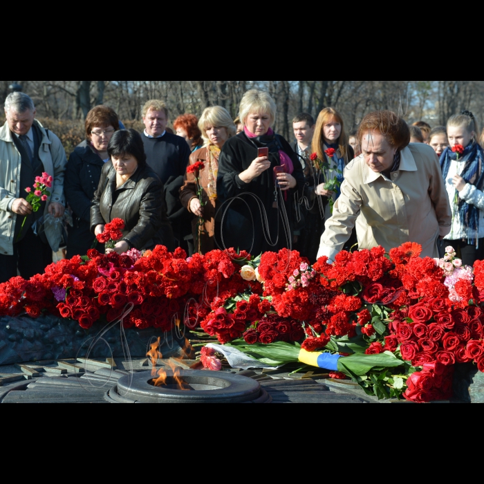 Київ. У Парку Вічної Слави біля пам’ятника Невідомому солдату відбулись урочистості з нагоди відновлення Почесної Варти «Посту № 1»  до 69-ї річниці визволення України та 70-ї річниці визволення Києва від фашистських загарбників.  Право заступити на «Пост № 1» отримали найкращі учні навчальних закладів Києва, лідери учнівського самоврядування. Серед почесних гостей заходу: ветерани Великої Вітчизняної війни, представники пошукових загонів, учні навчальних закладів столиці. Вахту пам’яті біля Вічного вогню юні кияни нестимуть із 28 жовтня до 6 листопада з 12:00 до 15:00. 