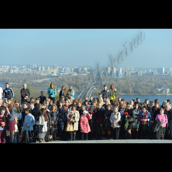 Київ. У Парку Вічної Слави біля пам’ятника Невідомому солдату відбулись урочистості з нагоди відновлення Почесної Варти «Посту № 1»  до 69-ї річниці визволення України та 70-ї річниці визволення Києва від фашистських загарбників.  Право заступити на «Пост № 1» отримали найкращі учні навчальних закладів Києва, лідери учнівського самоврядування. Серед почесних гостей заходу: ветерани Великої Вітчизняної війни, представники пошукових загонів, учні навчальних закладів столиці. Вахту пам’яті біля Вічного вогню юні кияни нестимуть із 28 жовтня до 6 листопада з 12:00 до 15:00. 