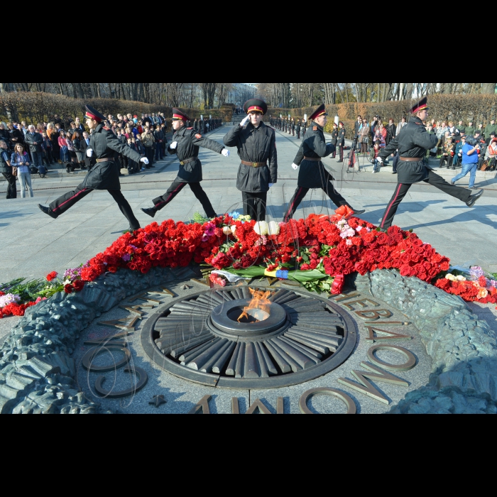 Київ. У Парку Вічної Слави біля пам’ятника Невідомому солдату відбулись урочистості з нагоди відновлення Почесної Варти «Посту № 1»  до 69-ї річниці визволення України та 70-ї річниці визволення Києва від фашистських загарбників.  Право заступити на «Пост № 1» отримали найкращі учні навчальних закладів Києва, лідери учнівського самоврядування. Серед почесних гостей заходу: ветерани Великої Вітчизняної війни, представники пошукових загонів, учні навчальних закладів столиці. Вахту пам’яті біля Вічного вогню юні кияни нестимуть із 28 жовтня до 6 листопада з 12:00 до 15:00. 