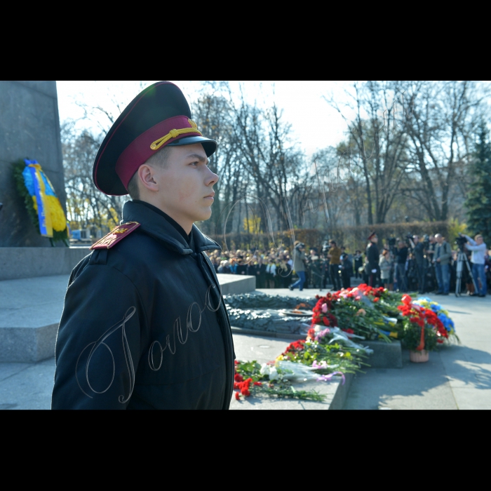 Київ. У Парку Вічної Слави біля пам’ятника Невідомому солдату відбулись урочистості з нагоди відновлення Почесної Варти «Посту № 1»  до 69-ї річниці визволення України та 70-ї річниці визволення Києва від фашистських загарбників.  Право заступити на «Пост № 1» отримали найкращі учні навчальних закладів Києва, лідери учнівського самоврядування. Серед почесних гостей заходу: ветерани Великої Вітчизняної війни, представники пошукових загонів, учні навчальних закладів столиці. Вахту пам’яті біля Вічного вогню юні кияни нестимуть із 28 жовтня до 6 листопада з 12:00 до 15:00. 