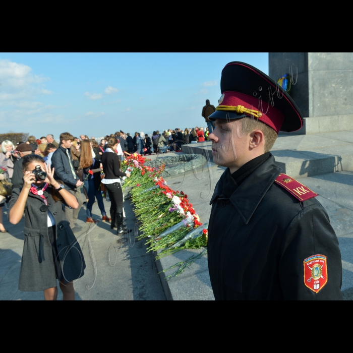 Київ. У Парку Вічної Слави біля пам’ятника Невідомому солдату відбулись урочистості з нагоди відновлення Почесної Варти «Посту № 1»  до 69-ї річниці визволення України та 70-ї річниці визволення Києва від фашистських загарбників.  Право заступити на «Пост № 1» отримали найкращі учні навчальних закладів Києва, лідери учнівського самоврядування. Серед почесних гостей заходу: ветерани Великої Вітчизняної війни, представники пошукових загонів, учні навчальних закладів столиці. Вахту пам’яті біля Вічного вогню юні кияни нестимуть із 28 жовтня до 6 листопада з 12:00 до 15:00. 