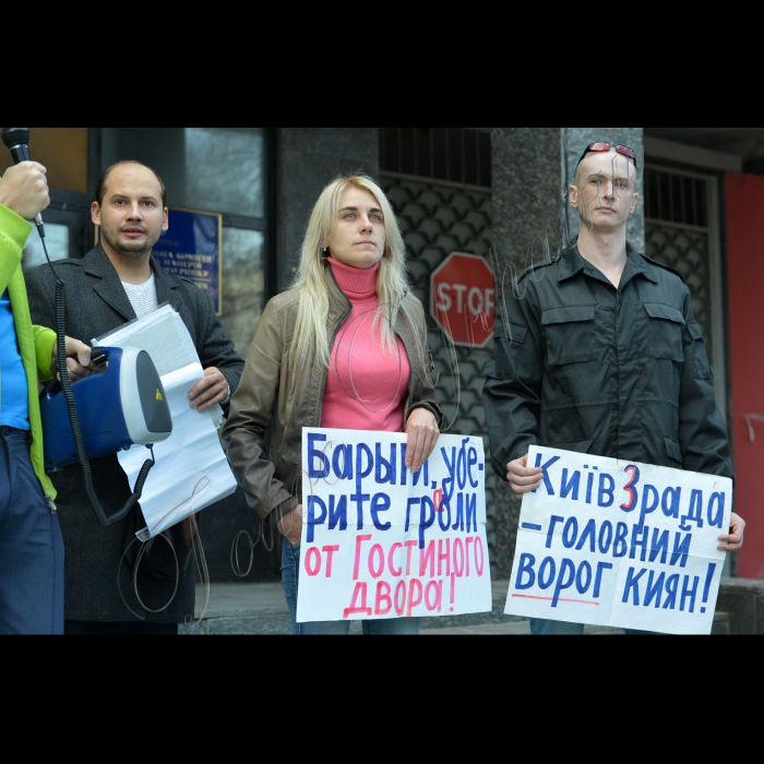 Біля Київського апеляційного адміністративного суду (вул. Московська, 8, корп. 30) розпочалась акція «Гостинний двір -- вогнище культури, а не торжище!» Київський апеляційний адміністративний суд (головуючий -- суддя Євген Чаку) розгляне позов до Кабінету Міністрів України, ПАТ «Укрреставрація», Міністерства культури України про визнання незаконною постанови Кабінету Міністрів України № 1380 від 15 серпня 2011 р., якою  Гостинний двір виключений зі списку пам’яток архітектури України, що перебувають під охороною держави. Організатори акції -- ініціатива «Гостинна республіка», громадянська кампанія «Форум порятунку Києва».