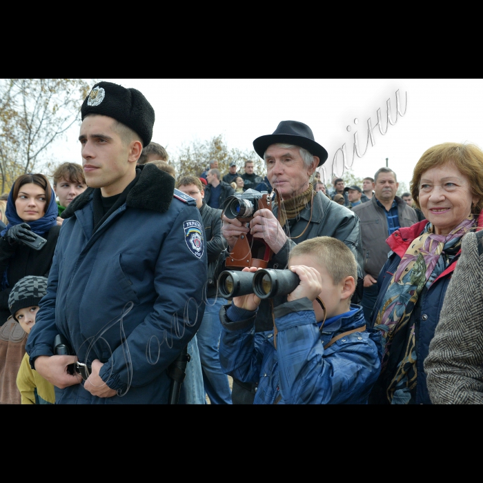 Київ.  У урочищі Ситняки на території Деснянського району відбувся Х Міжнародний військово-історичного фестиваль  “Даєш Київ!», військово-історична реконструкція форсування частинами Червоної армії Дніпра на одній з ділянок північніше Києва у вересні-жовтні 1943 року. Загалом близько тисячі членів військово-історичних клубів з десятків міст України, Росії, Білорусі, Естонії, Литви, Латвії, Чехії, Болгарії, Ізраїлю, Німеччини, Франції, США та Польщі, використовуючи плавзасоби, зобразять висадку радянських військ на берег, утримуваний фашистами. 