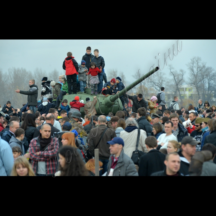 Київ.  У урочищі Ситняки на території Деснянського району відбувся Х Міжнародний військово-історичного фестиваль  “Даєш Київ!», військово-історична реконструкція форсування частинами Червоної армії Дніпра на одній з ділянок північніше Києва у вересні-жовтні 1943 року. Загалом близько тисячі членів військово-історичних клубів з десятків міст України, Росії, Білорусі, Естонії, Литви, Латвії, Чехії, Болгарії, Ізраїлю, Німеччини, Франції, США та Польщі, використовуючи плавзасоби, зобразять висадку радянських військ на берег, утримуваний фашистами. 