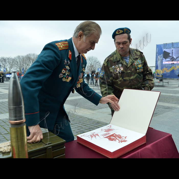 Київ. У день 70-річчя визволення Києва від фашистів біля Національного музею історії Великої Вітчизняної війни столиця приймає 