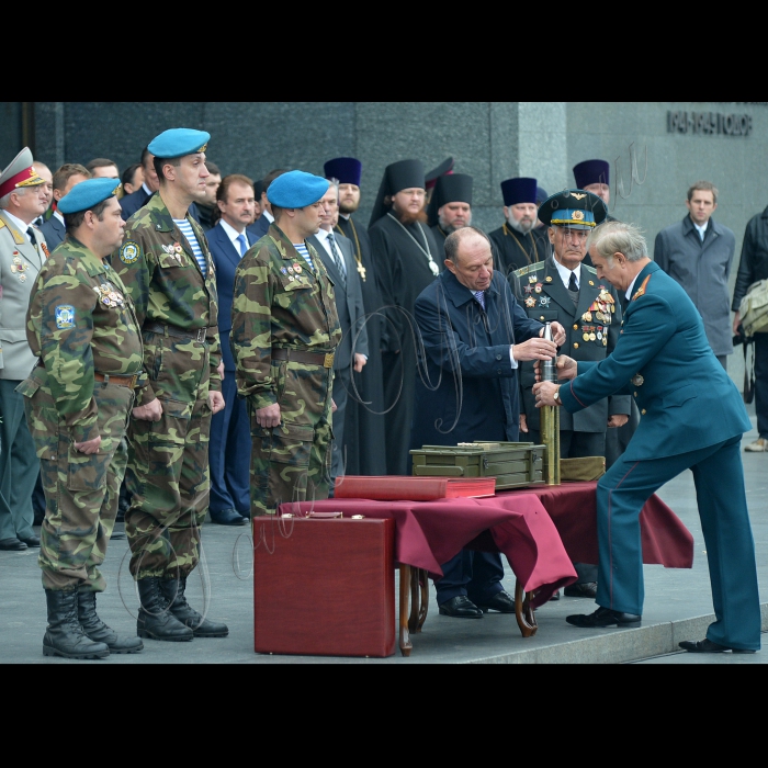 Київ. У день 70-річчя визволення Києва від фашистів біля Національного музею історії Великої Вітчизняної війни столиця приймає 