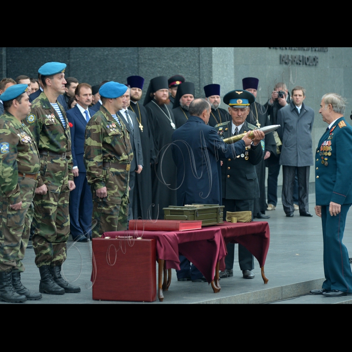 Київ. У день 70-річчя визволення Києва від фашистів біля Національного музею історії Великої Вітчизняної війни столиця приймає 