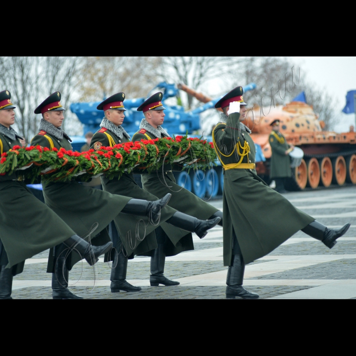 Київ. У  Національному музеї історії Великої Вітчизняної війни розпочались урочистості з нагоди відзначення 70-ї річниці визволення Києва від фашистських  загарбників із церемонією запалення Вічного вогню біля Національного  музею історії Великої Вітчизняної війни.