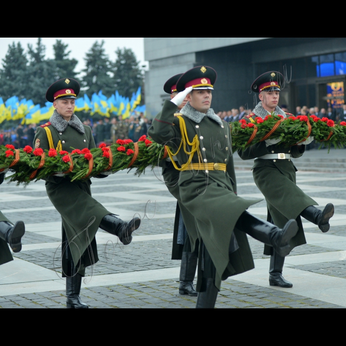 Київ. У  Національному музеї історії Великої Вітчизняної війни розпочались урочистості з нагоди відзначення 70-ї річниці визволення Києва від фашистських  загарбників із церемонією запалення Вічного вогню біля Національного  музею історії Великої Вітчизняної війни.