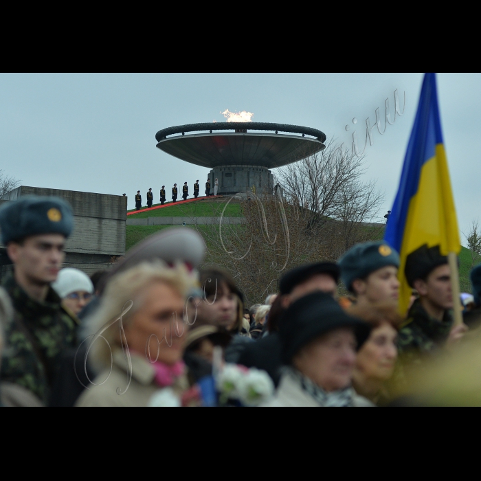 Київ. У  Національному музеї історії Великої Вітчизняної війни розпочались урочистості з нагоди відзначення 70-ї річниці визволення Києва від фашистських  загарбників із церемонією запалення Вічного вогню біля Національного  музею історії Великої Вітчизняної війни.