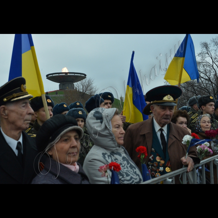 Київ. У  Національному музеї історії Великої Вітчизняної війни розпочались урочистості з нагоди відзначення 70-ї річниці визволення Києва від фашистських  загарбників із церемонією запалення Вічного вогню біля Національного  музею історії Великої Вітчизняної війни.