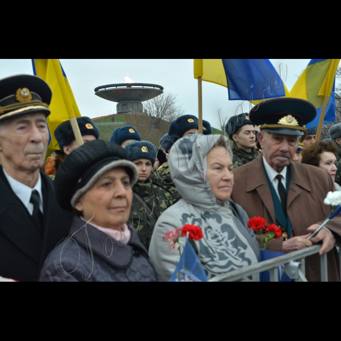 Київ. У  Національному музеї історії Великої Вітчизняної війни розпочались урочистості з нагоди відзначення 70-ї річниці визволення Києва від фашистських  загарбників із церемонією запалення Вічного вогню біля Національного  музею історії Великої Вітчизняної війни.