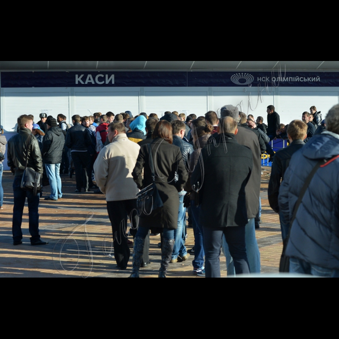 Київ. НСК «Олімпійський». Черга в каси за квитками на матч Україна -- Франція.