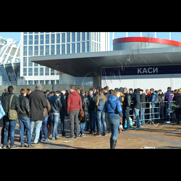 Київ. НСК «Олімпійський». Черга в каси за квитками на матч Україна -- Франція.