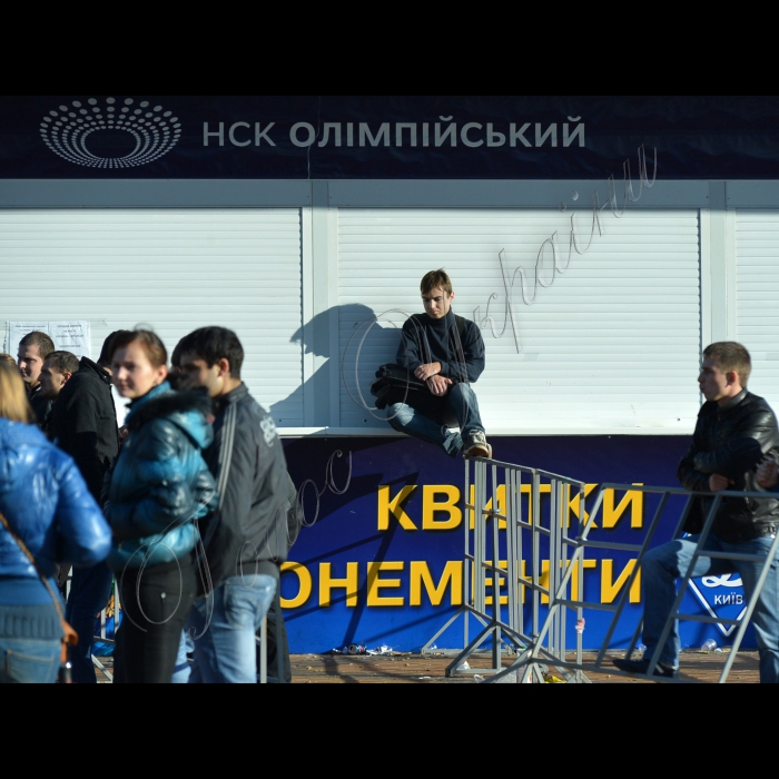 Київ. НСК «Олімпійський». Черга в каси за квитками на матч Україна -- Франція.