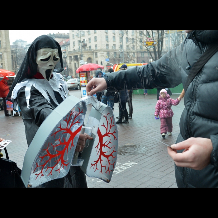 Київ. ВМГО «Молоді регіони» провела акцію до Всесвітнього дня відмови від куріння. З Бесарабської площі до Майдану Незалежності  пройшли активісти у костюмах смерті з конструкцією -- попільницею у вигляді легенів --  головним символом акції -- та попільничками. Активісти  закликали курців покинути палити та залишити останню свою сигарету в попільничці.