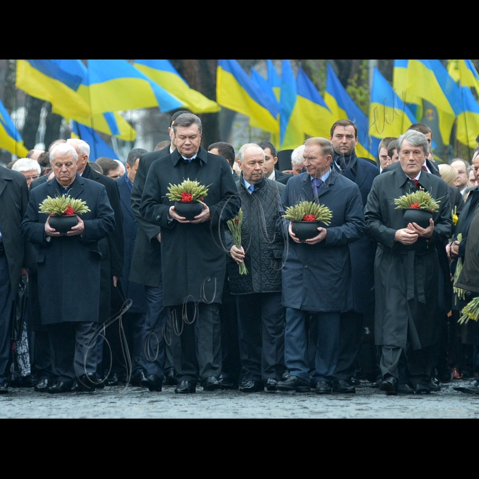 Київ. Музей «Меморіал пам’яті жертв голодоморів в Україні». Президент України Віктор Янукович, Прем’єр-міністр Микола Азаров, Голова Верховної Ради Володимир Рибак, урядовці, президенти України Леонід Кравчук, Леонід Кучма, Віктор Ющенко, представники громадськості взяли участь у церемонії вшанування пам’яті жертв Голодомору 1932--1933 років.