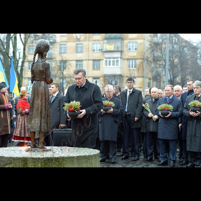 Київ. Музей «Меморіал пам’яті жертв голодоморів в Україні». Президент України Віктор Янукович, Прем’єр-міністр Микола Азаров, Голова Верховної Ради Володимир Рибак, урядовці, президенти України Леонід Кравчук, Леонід Кучма, Віктор Ющенко, представники громадськості взяли участь у церемонії вшанування пам’яті жертв Голодомору 1932--1933 років.