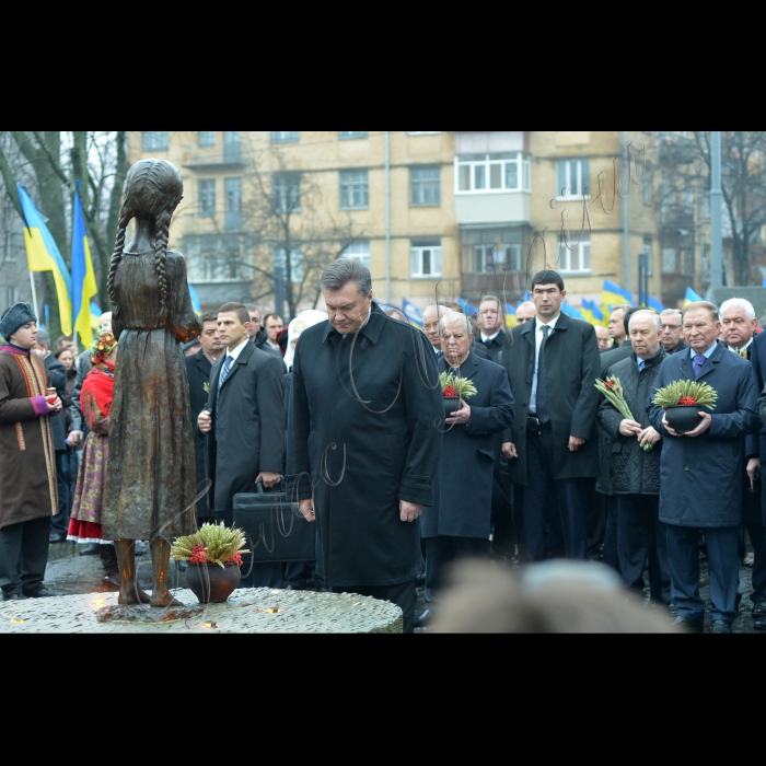 Київ. Музей «Меморіал пам’яті жертв голодоморів в Україні». Президент України Віктор Янукович, Прем’єр-міністр Микола Азаров, Голова Верховної Ради Володимир Рибак, урядовці, президенти України Леонід Кравчук, Леонід Кучма, Віктор Ющенко, представники громадськості взяли участь у церемонії вшанування пам’яті жертв Голодомору 1932--1933 років.