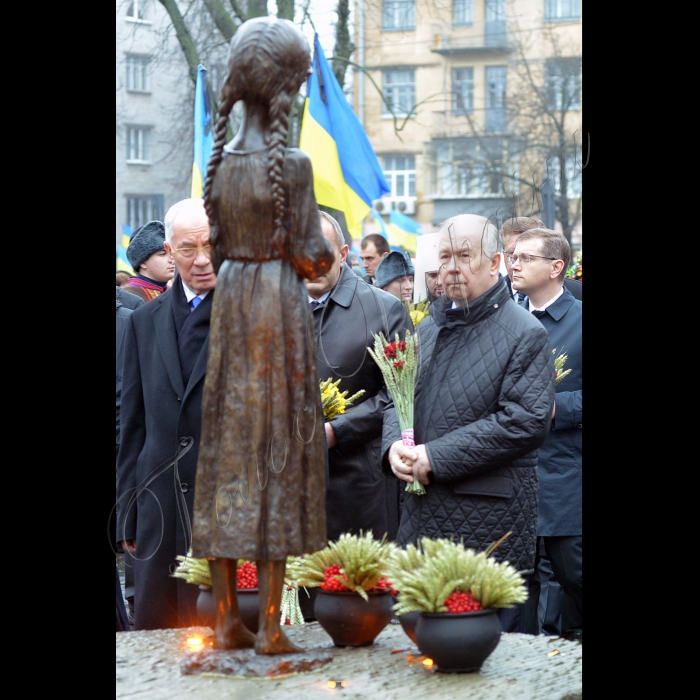 Київ. Музей «Меморіал пам’яті жертв голодоморів в Україні». Президент України Віктор Янукович, Прем’єр-міністр Микола Азаров, Голова Верховної Ради Володимир Рибак, урядовці, президенти України Леонід Кравчук, Леонід Кучма, Віктор Ющенко, представники громадськості взяли участь у церемонії вшанування пам’яті жертв Голодомору 1932--1933 років.