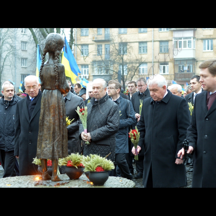 Київ. Музей «Меморіал пам’яті жертв голодоморів в Україні». Президент України Віктор Янукович, Прем’єр-міністр Микола Азаров, Голова Верховної Ради Володимир Рибак, урядовці, президенти України Леонід Кравчук, Леонід Кучма, Віктор Ющенко, представники громадськості взяли участь у церемонії вшанування пам’яті жертв Голодомору 1932--1933 років.