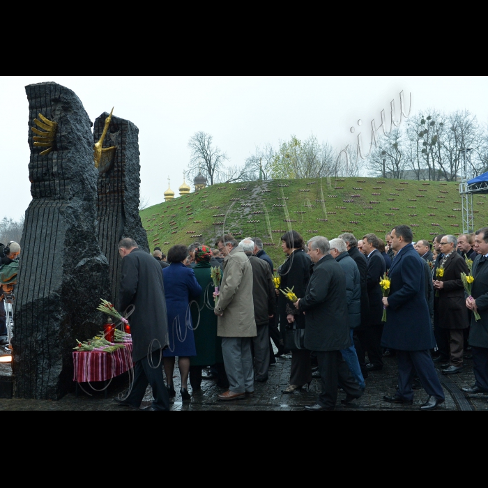 Київ. Музей «Меморіал пам’яті жертв голодоморів в Україні». Президент України Віктор Янукович, Прем’єр-міністр Микола Азаров, Голова Верховної Ради Володимир Рибак, урядовці, президенти України Леонід Кравчук, Леонід Кучма, Віктор Ющенко, представники громадськості взяли участь у церемонії вшанування пам’яті жертв Голодомору 1932--1933 років.