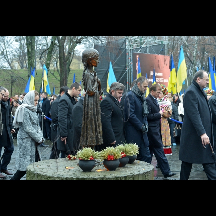 Київ. Музей «Меморіал пам’яті жертв голодоморів в Україні». Президент України Віктор Янукович, Прем’єр-міністр Микола Азаров, Голова Верховної Ради Володимир Рибак, урядовці, президенти України Леонід Кравчук, Леонід Кучма, Віктор Ющенко, представники громадськості взяли участь у церемонії вшанування пам’яті жертв Голодомору 1932--1933 років.