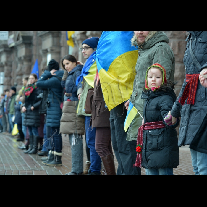 Київ. Українці створили живий ланцюг з Києва до найближчого кордону з ЄС. Маршрут ланцюга розпочався у столиці та пройде від Майдану Незалежності по вулиці Хрещатик, бульвару Шевченка і проспекті Перемоги аж до Житомирського шосе. Далі -- через Житомир, Рівне, Львів і  до Перемишля. Довжина цього маршруту -- 625 км. 