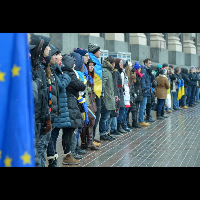 Київ. Українці створили живий ланцюг з Києва до найближчого кордону з ЄС. Маршрут ланцюга розпочався у столиці та пройде від Майдану Незалежності по вулиці Хрещатик, бульвару Шевченка і проспекті Перемоги аж до Житомирського шосе. Далі -- через Житомир, Рівне, Львів і  до Перемишля. Довжина цього маршруту -- 625 км. 