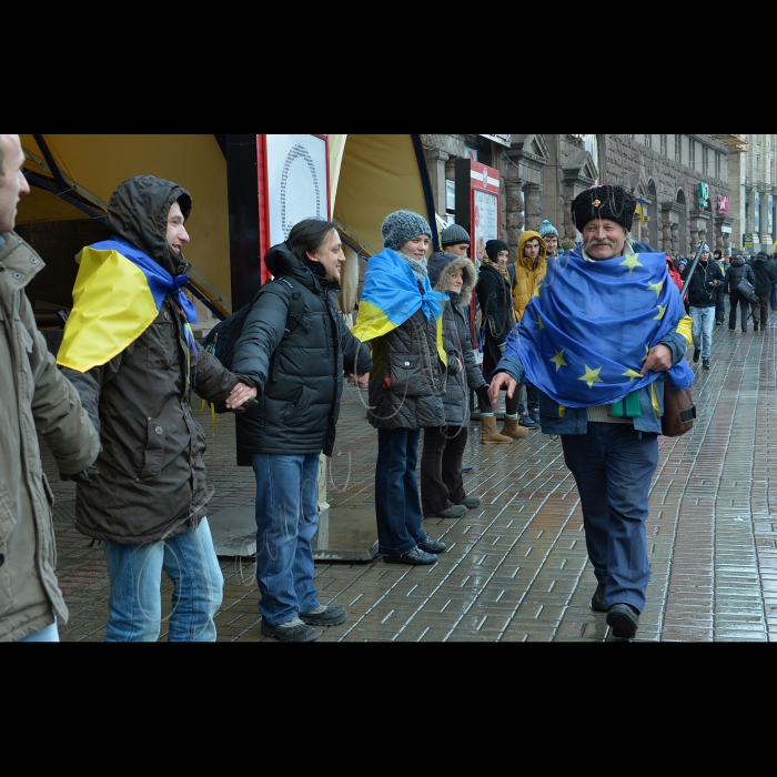 Київ. Українці створили живий ланцюг з Києва до найближчого кордону з ЄС. Маршрут ланцюга розпочався у столиці та пройде від Майдану Незалежності по вулиці Хрещатик, бульвару Шевченка і проспекті Перемоги аж до Житомирського шосе. Далі -- через Житомир, Рівне, Львів і  до Перемишля. Довжина цього маршруту -- 625 км. 