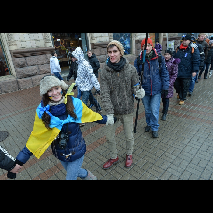 Київ. Українці створили живий ланцюг з Києва до найближчого кордону з ЄС. Маршрут ланцюга розпочався у столиці та пройде від Майдану Незалежності по вулиці Хрещатик, бульвару Шевченка і проспекті Перемоги аж до Житомирського шосе. Далі -- через Житомир, Рівне, Львів і  до Перемишля. Довжина цього маршруту -- 625 км. 