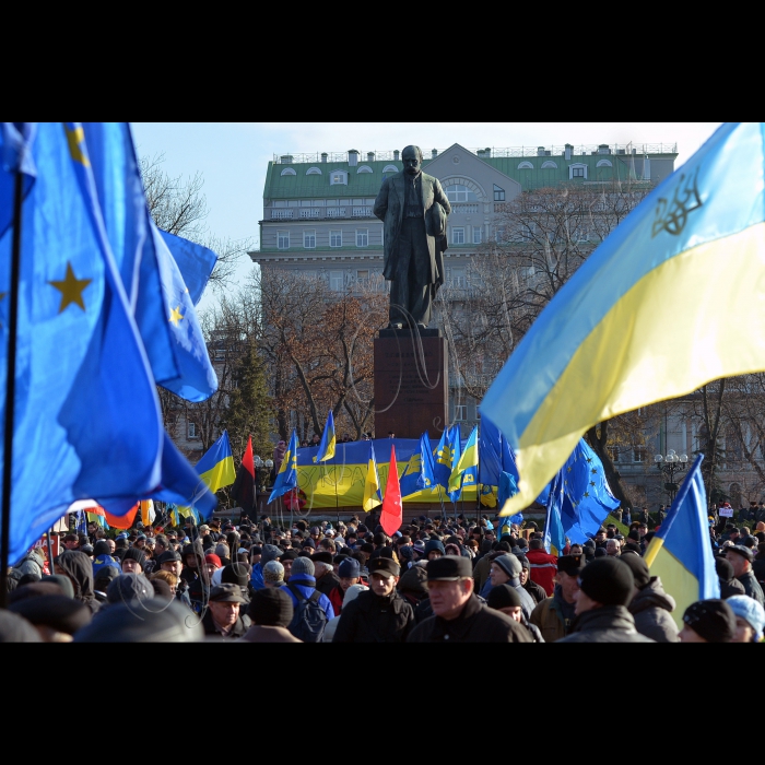 Народе віче в Києві, мітинг прихильників євроінтеграції України.  Цього дня в Києві на Майдані Незалежності оголошено загальнонаціональний страйк.