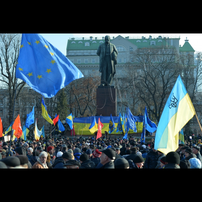 Народе віче в Києві, мітинг прихильників євроінтеграції України.  Цього дня в Києві на Майдані Незалежності оголошено загальнонаціональний страйк.