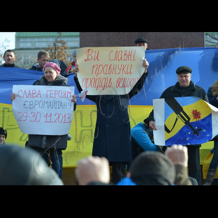 Народе віче в Києві, мітинг прихильників євроінтеграції України.  Цього дня в Києві на Майдані Незалежності оголошено загальнонаціональний страйк.