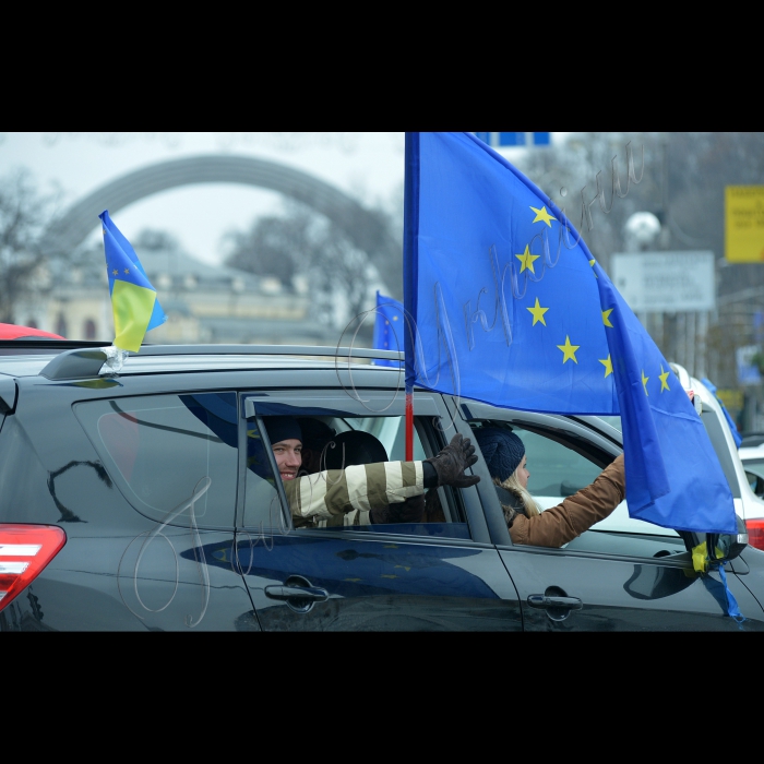 Народе віче в Києві, мітинг прихильників євроінтеграції України.  Цього дня в Києві на Майдані Незалежності оголошено загальнонаціональний страйк.