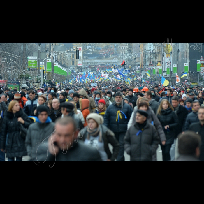 Народе віче в Києві, мітинг прихильників євроінтеграції України.  Цього дня в Києві на Майдані Незалежності оголошено загальнонаціональний страйк.