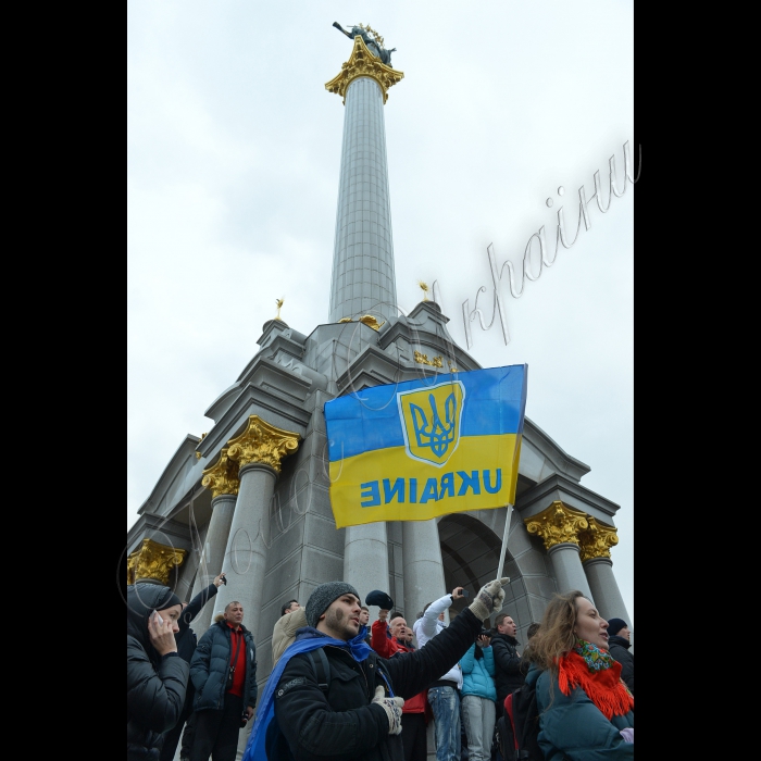 Народе віче в Києві, мітинг прихильників євроінтеграції України.  Цього дня в Києві на Майдані Незалежності оголошено загальнонаціональний страйк.