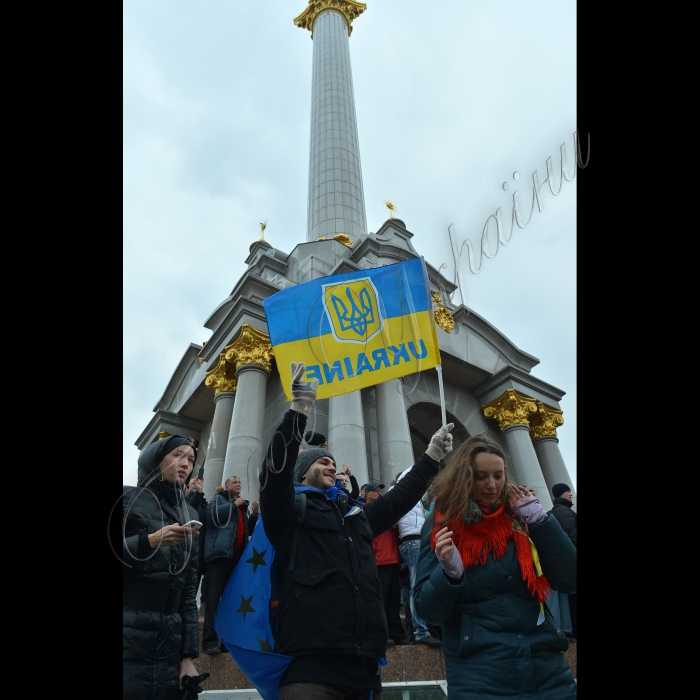 Народе віче в Києві, мітинг прихильників євроінтеграції України.  Цього дня в Києві на Майдані Незалежності оголошено загальнонаціональний страйк.