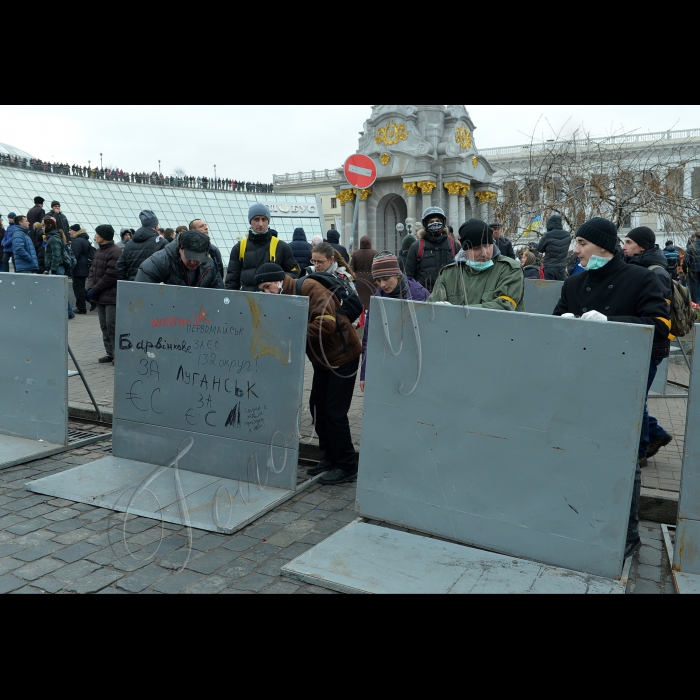 Народе віче в Києві, мітинг прихильників євроінтеграції України.  Цього дня в Києві на Майдані Незалежності оголошено загальнонаціональний страйк.