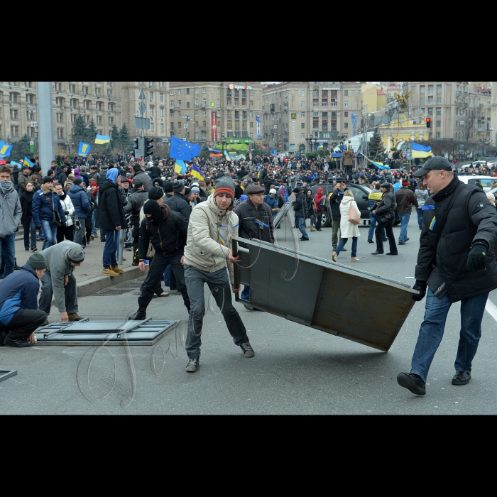 Народе віче в Києві, мітинг прихильників євроінтеграції України.  Цього дня в Києві на Майдані Незалежності оголошено загальнонаціональний страйк.