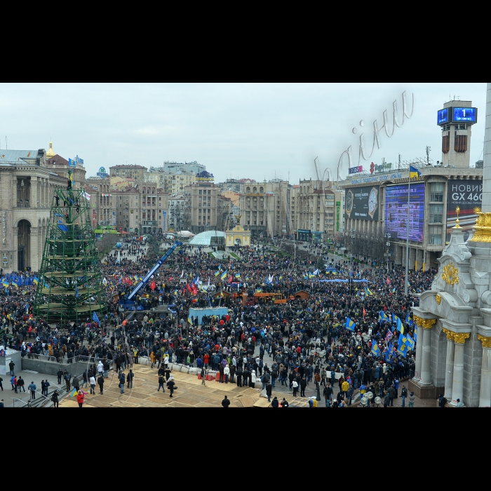 Народе віче в Києві, мітинг прихильників євроінтеграції України.  Цього дня в Києві на Майдані Незалежності оголошено загальнонаціональний страйк.