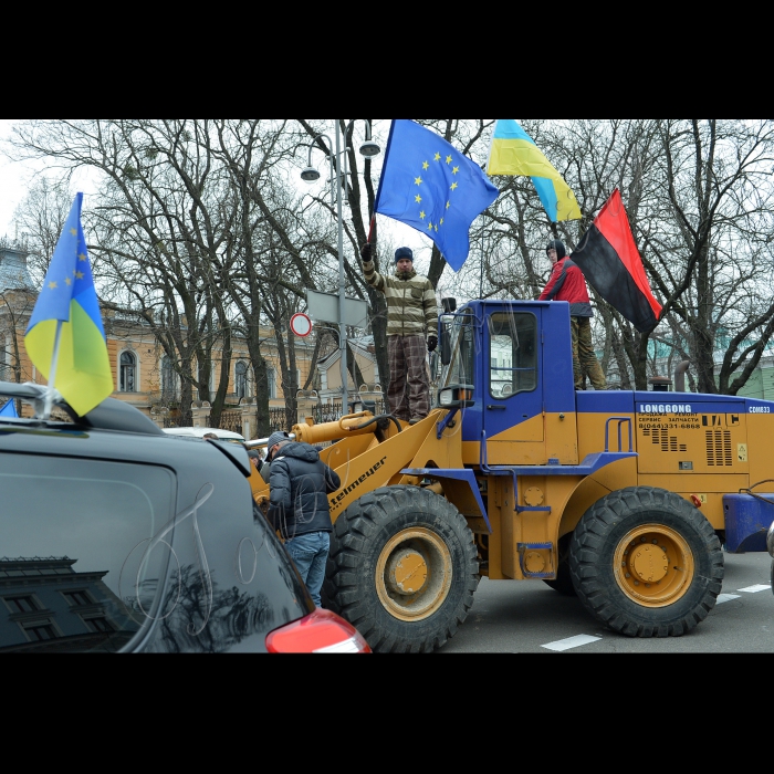 Народе віче в Києві, мітинг прихильників євроінтеграції України.  Цього дня в Києві на Майдані Незалежності оголошено загальнонаціональний страйк.