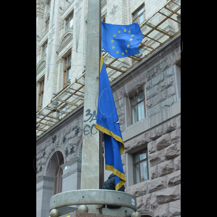 Біля  будівлі Київської міської державної адміністрації в рамках загальнонаціонального страйку та Євромайдану було піднято стяг Європейського Союзу