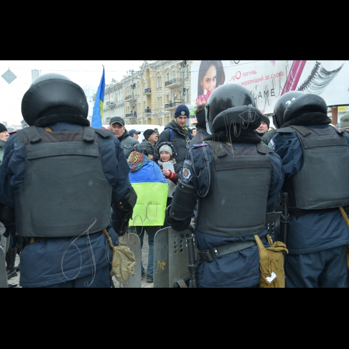 Київ, Хрещатик.
КМДА, активісти Євромайдану посилюють барикади у приміщенні на випадок штурму.
