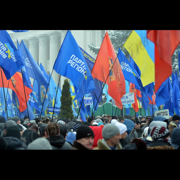 Київ. Наметове містечко прихильників Партії регіонів у парку поблизу будинків Верховної Ради і Маріїнського палацу. Прибирання снігу у центрі міста.
