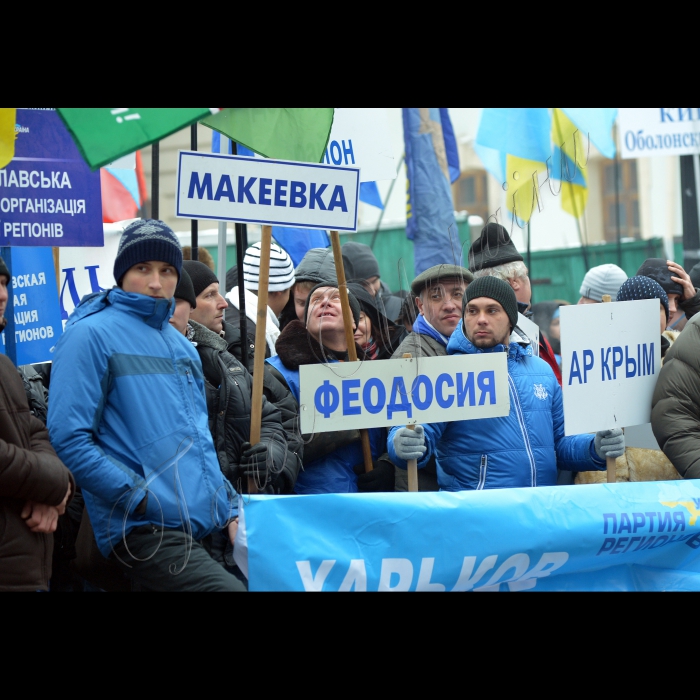 Київ. Наметове містечко прихильників Партії регіонів у парку поблизу будинків Верховної Ради і Маріїнського палацу. Прибирання снігу у центрі міста.
